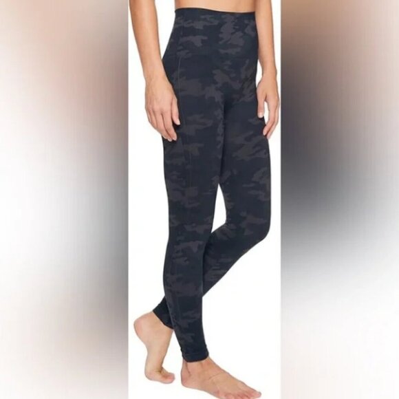 NWT Spanx Look At Me Now Black Camo Mid Rise Leggings Size Large - Picture 1 of 10